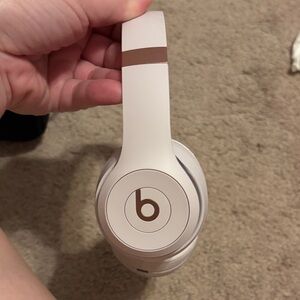 Beats Solo 4- pink with rose gold